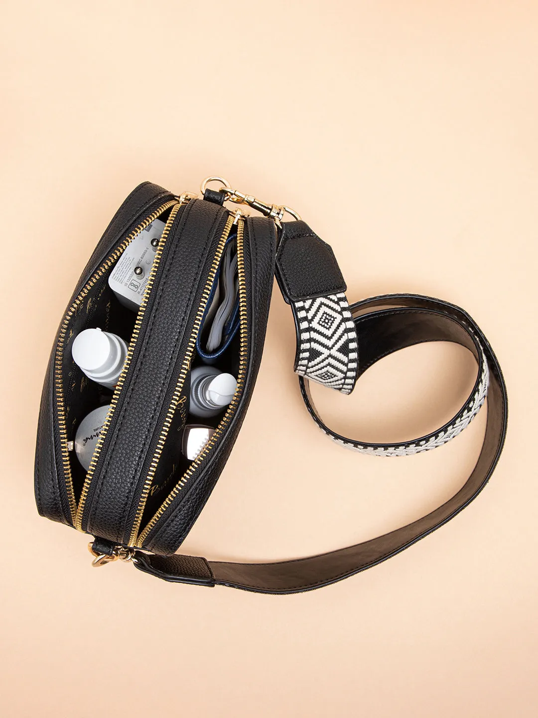 Berrylush Women Textured Black Synthetic Leather Geometric Non-detachable Strap Zipper-Up Small Sling Bag
