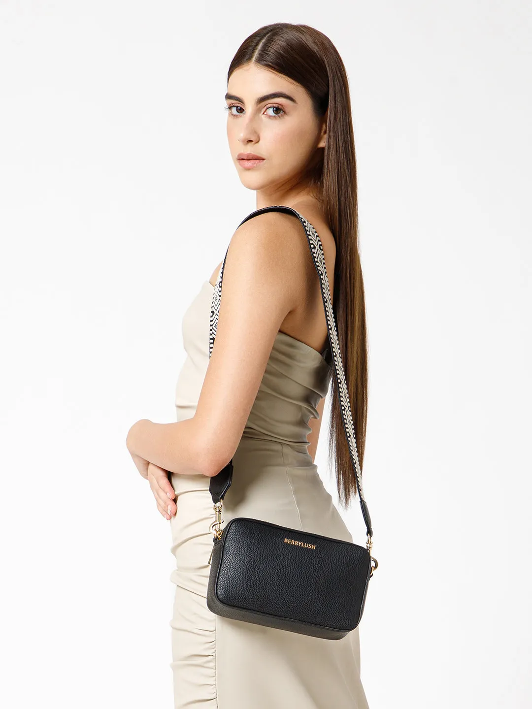 Berrylush Women Textured Black Synthetic Leather Geometric Non-detachable Strap Zipper-Up Small Sling Bag