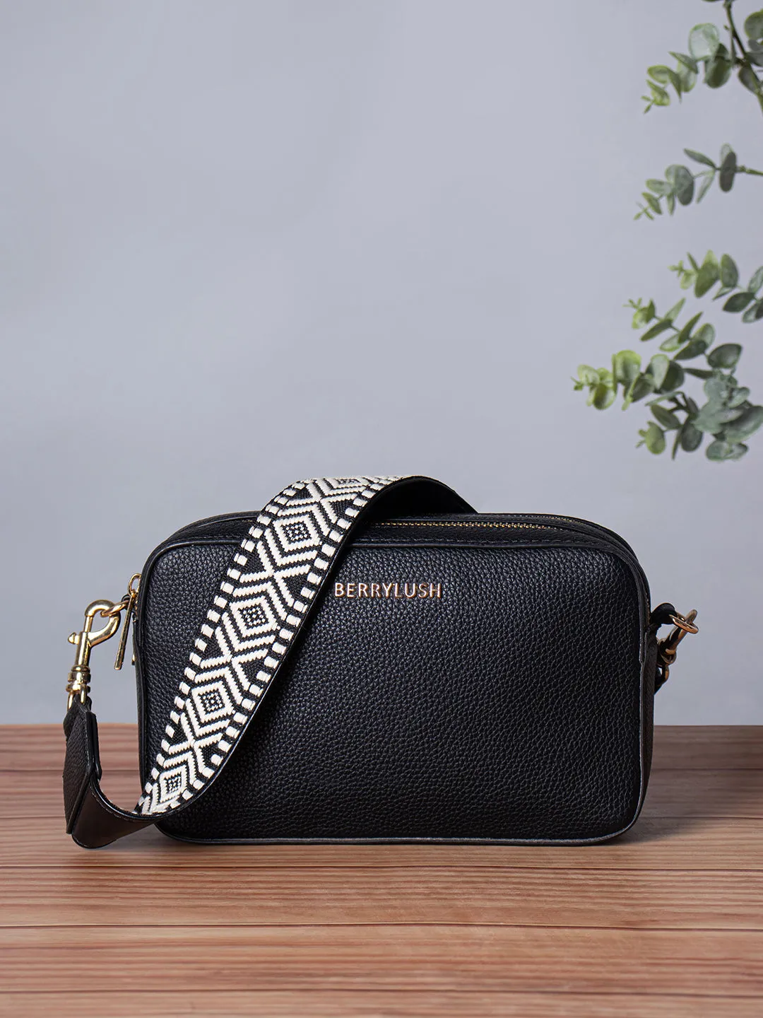 Berrylush Women Textured Black Synthetic Leather Geometric Non-detachable Strap Zipper-Up Small Sling Bag